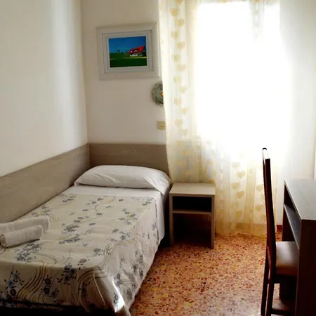 In Guest - New Cirene Triple Economy With Breakfast * רימיני