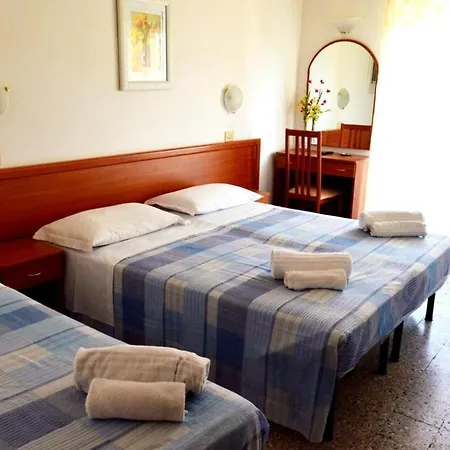 In Guest - New Cirene Triple Economy With Breakfast בית הארחה רימיני