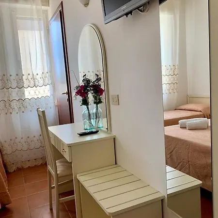 In Guest - New Cirene Triple Economy With Breakfast * Rimini